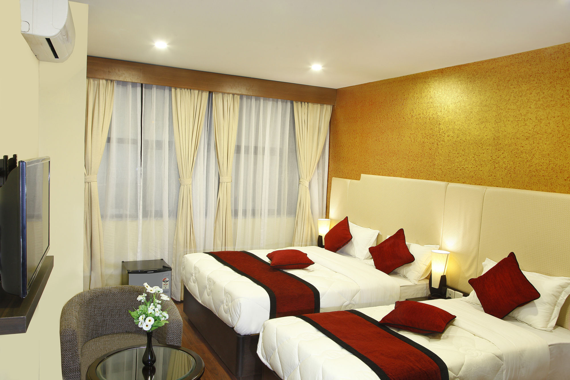 Hotel Meridian Suite Kathmandu Buitenkant foto